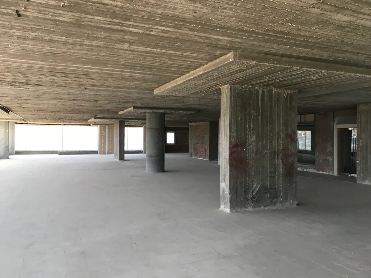 Rohbaugeschoss mit Betonstützen und Unterzügen